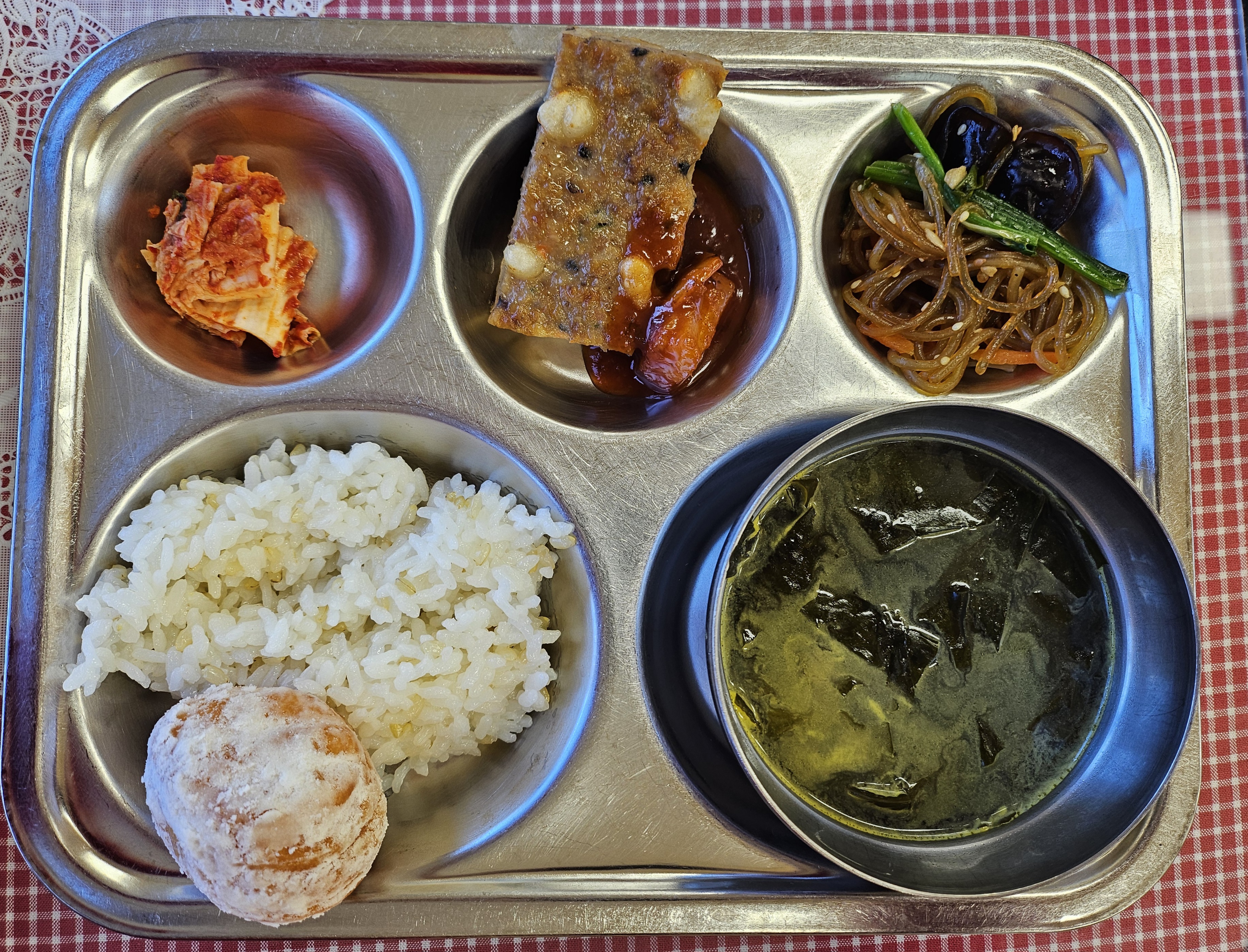 현미찹쌀밥
황태미역국(5.6)
♥수제떡갈비
(1.2.5.6.10.12.13.15.16)
잡채(5.6.13.16)
깻잎김치(자율)(9)
배추김치(자율)(9)
바바리안크림도넛(1.2.5.6)_이미지