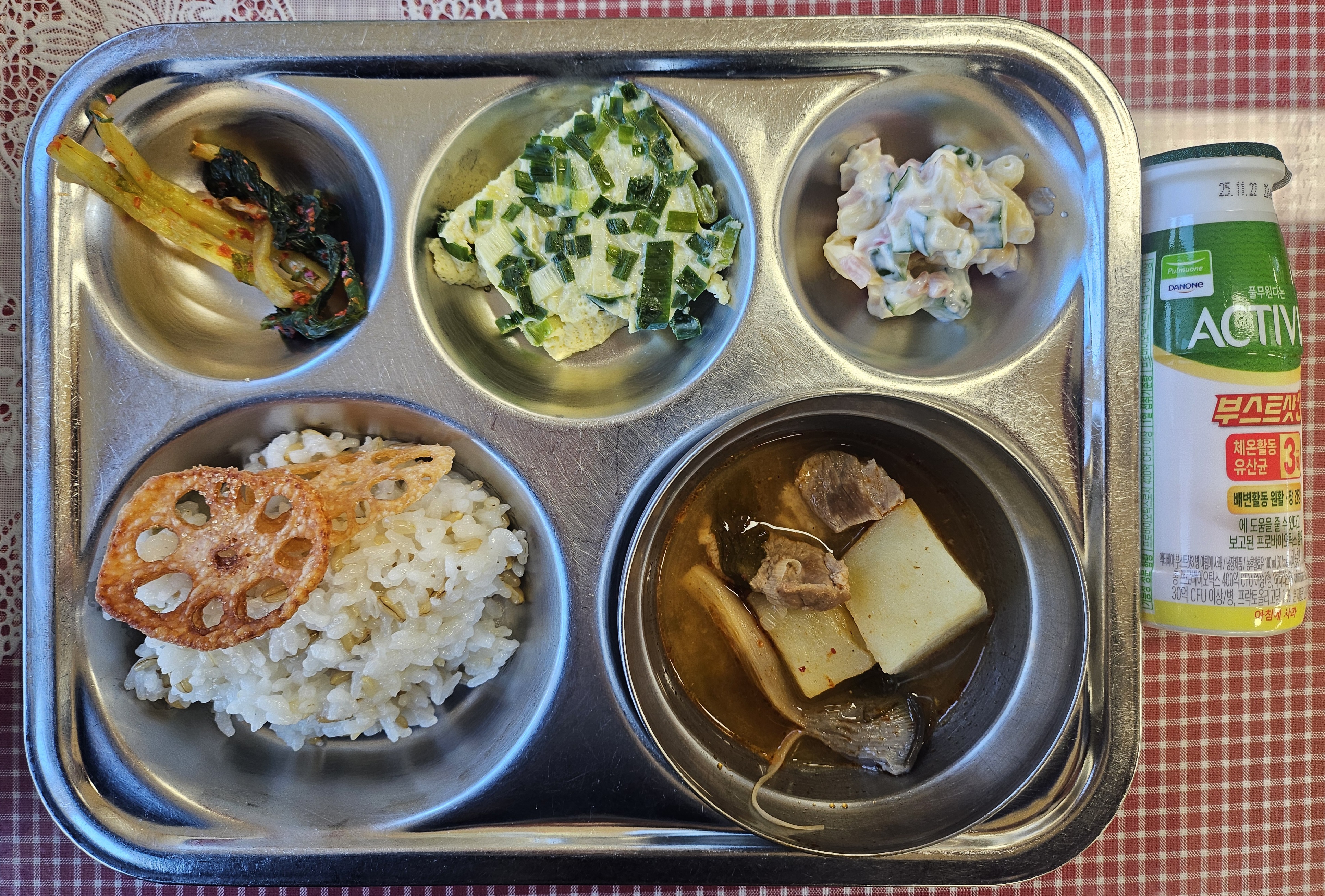 귀리밥
돼지등뼈감자탕(5.6.9.10)
달걀찜(1.2.9)
연근튀김(5.13)
열무김치(자율)(9)
마카로니샐러드(자율)
(1.2.5.6.8.10.13.15.16)
요구르트(2)_이미지